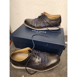 Sz 8.5 Cole Haan Men's Original Grand Wingtip Oxford Navy‎ Stichlite/Ivory Shoes